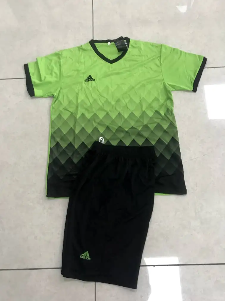 Tenue de sport Adidas - Manches courtes vert/noir - col rond