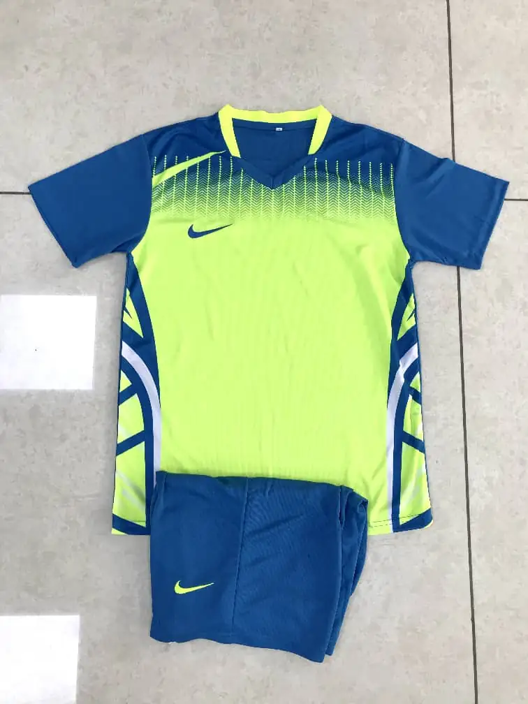 Tenue de sport Nike - Manches courtes bleu/jaune - col rond - Maillot et short