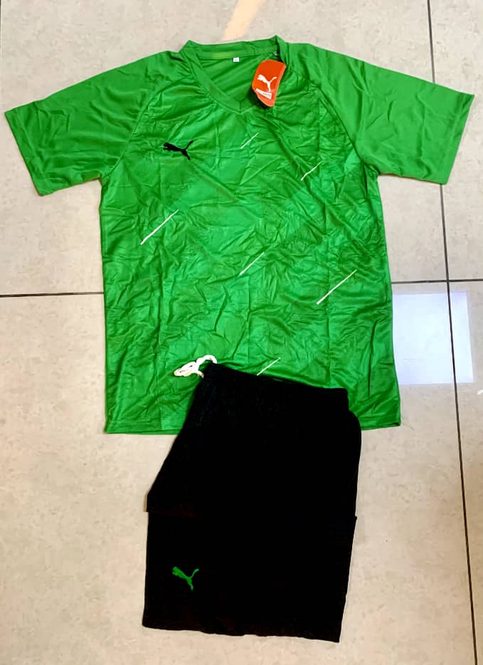 Tenue de sport Puma - Manches courtes vert/noir - col rond - Maillot et short