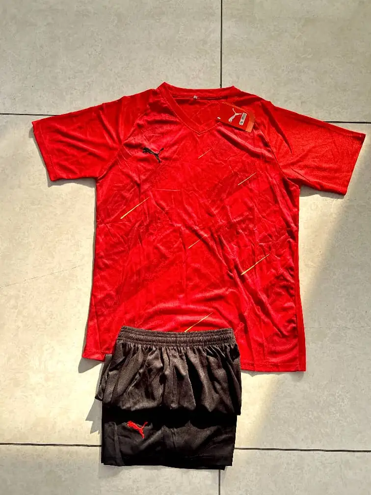 Tenue de sport Puma - Manches courtes rouge/noir- col rond - Maillot et short