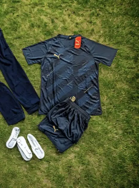 Tenue de sport Puma - Manches courtes bleu/noir rayé - col rond - Maillot et short
