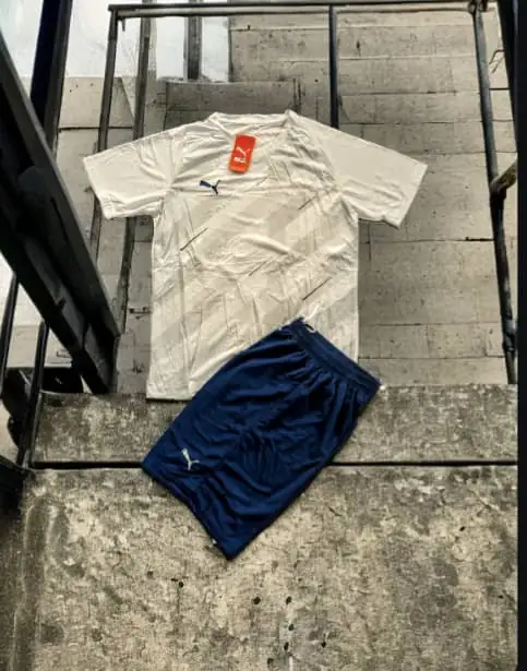 Tenue de sport Puma - Manches courtes blanc/bleu - col rond - Maillot et short