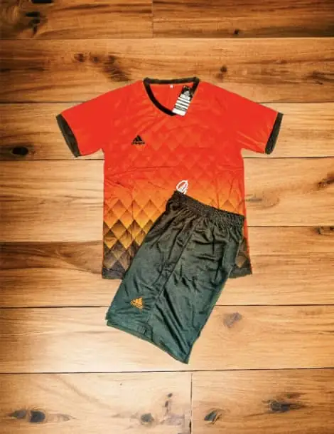 Tenue de sport Adidas - Manches courtes orange/noir - col rond - Maillot et short