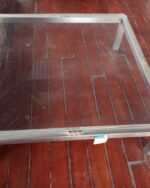 Table basse en vitre avec cadre et pieds en acier inoxydable