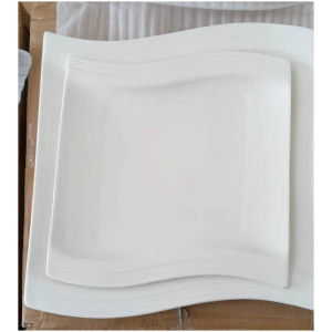 2 Plats carrés en porcelaine cassable couleur blanc bien lourd