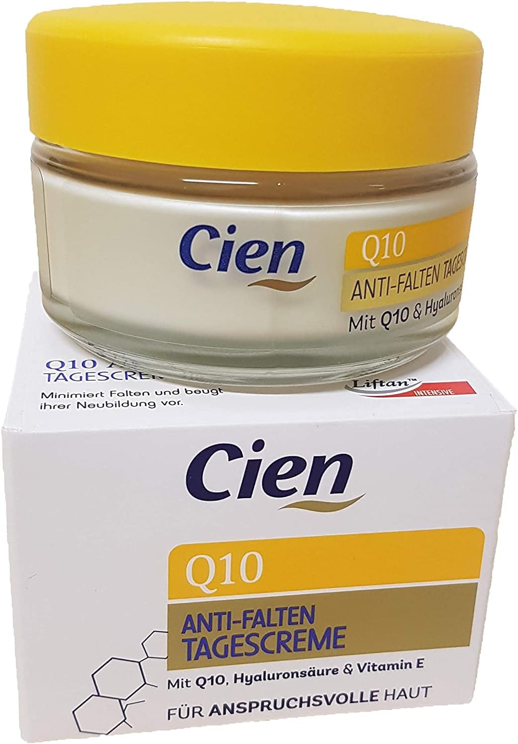 Application de la crème Cien Q10 sur la main, montrant sa texture onctueuse