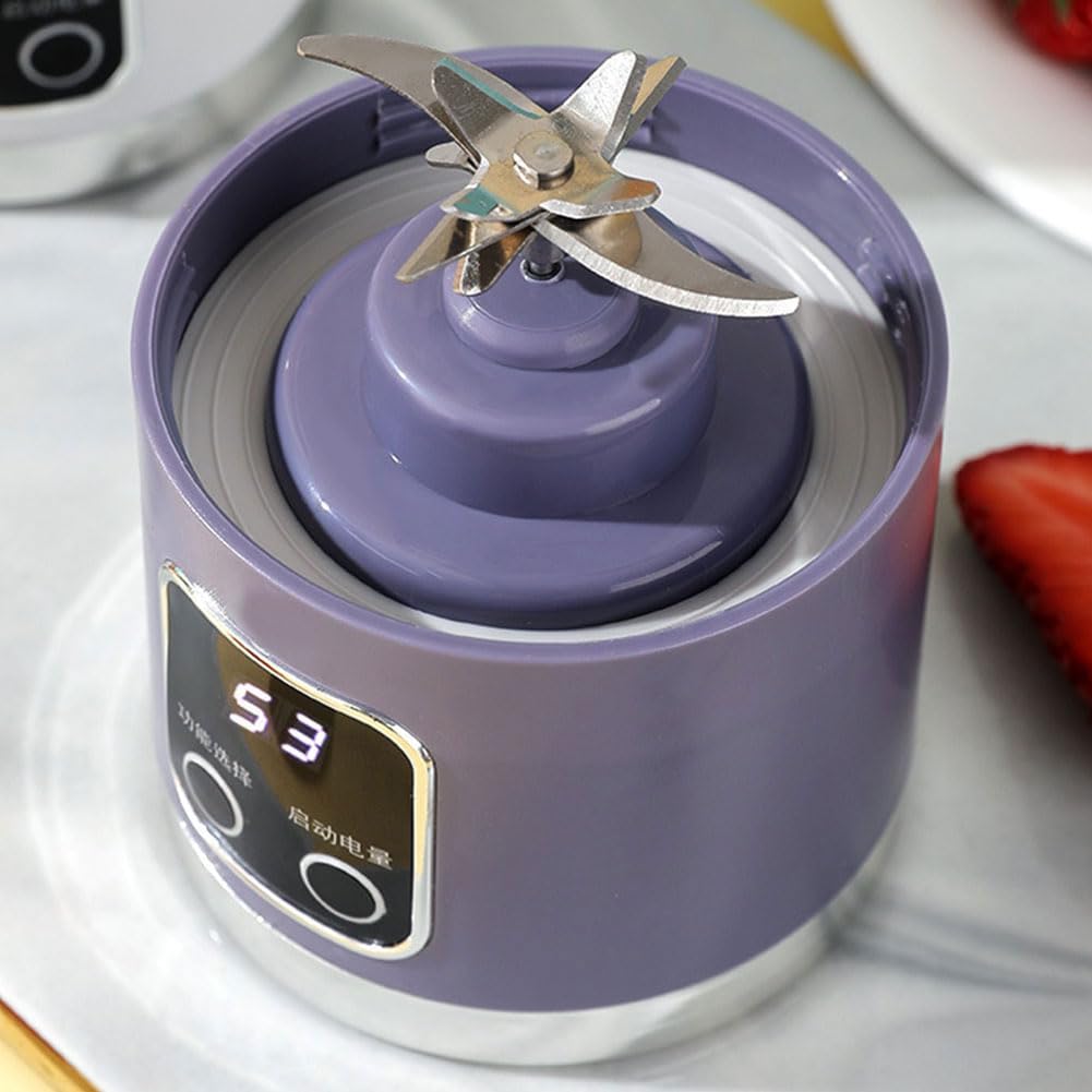 Mini mixeur à jus en action, mixant un smoothie vert dans son gobelet transparent