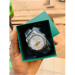 Montre personnalisée Boîtier en acier inoxydable Bracelet en cuir de qualité Personnalisable avec gravure Style moderne et tendance