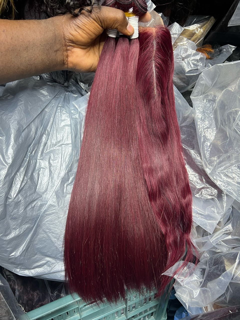 Détail de la texture lisse et soyeuse des mèches brésiliennes