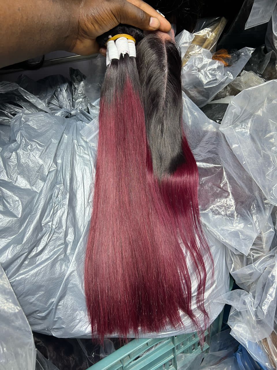 Mèches brésiliennes lisses intégrées dans une coiffure élégante et naturelle