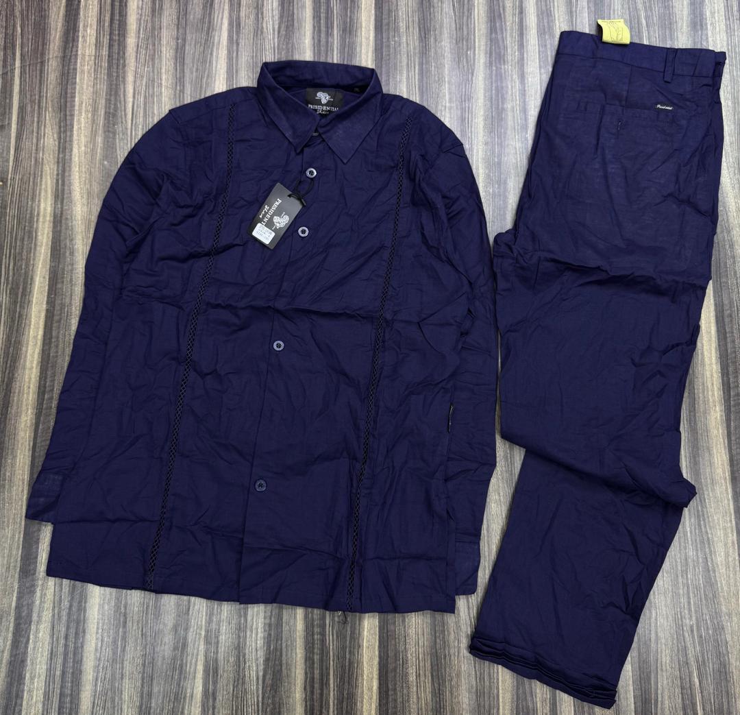Ensemble chemise et pantalon bleu ciel porté, montrant l'ajustement et l'élégance du vêtement