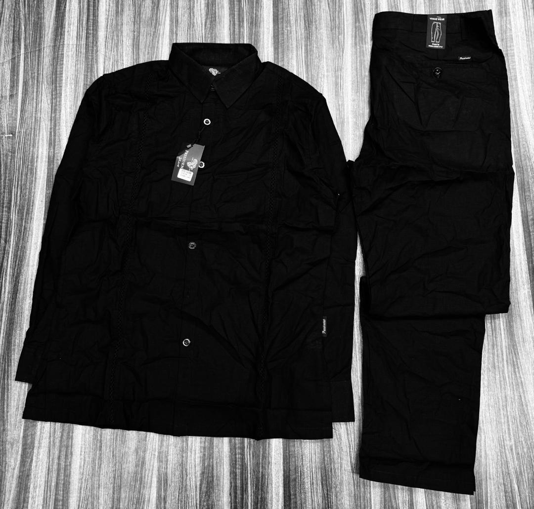 Détail de l'ensemble chemise bleu et pantalon, montrant la texture du tissu et la coupe