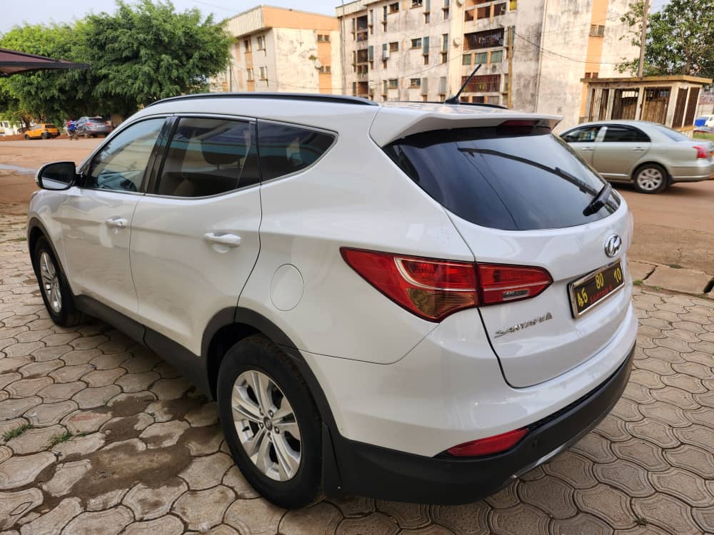 Hyundai Santa Fe 2014 vue de face, design imposant et peinture brillante