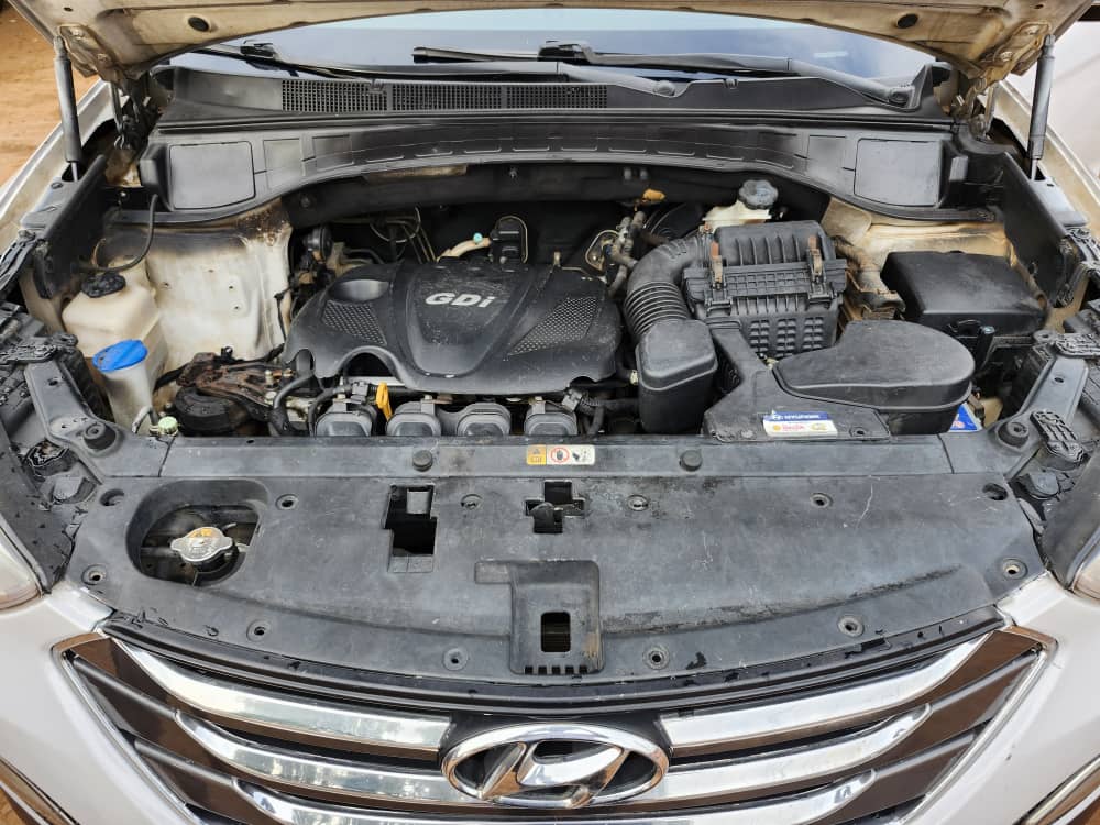 Intérieur spacieux du Hyundai Santa Fe 2014 avec tableau de bord et sièges en cuir