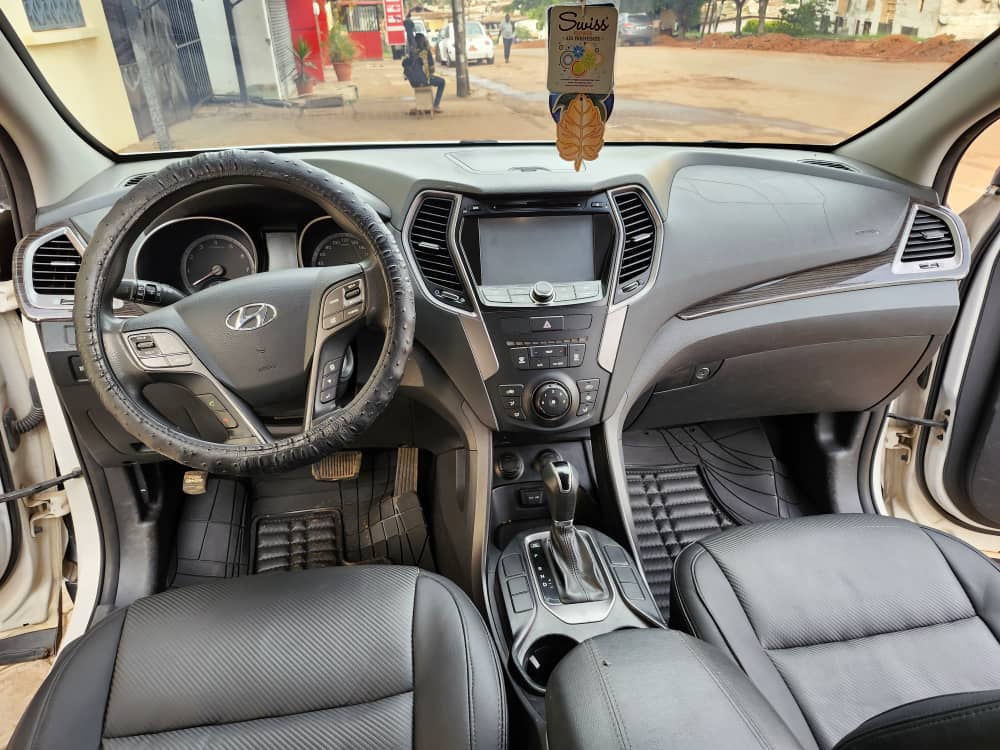 Tableau de bord et console centrale du Hyundai Santa Fe avec écran multimédia