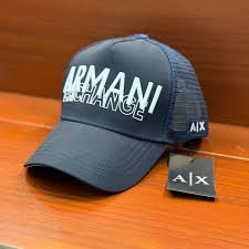Casquette Armani de profil, détail du logo et de la courbure de la visière