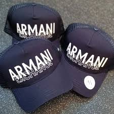 Détail de la qualité de la casquette Armani, coutures et logo brodé