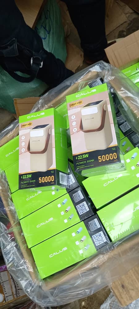 Power Bank Calus 50000mAh en situation de charge, avec plusieurs câbles branchés sur ses ports USB