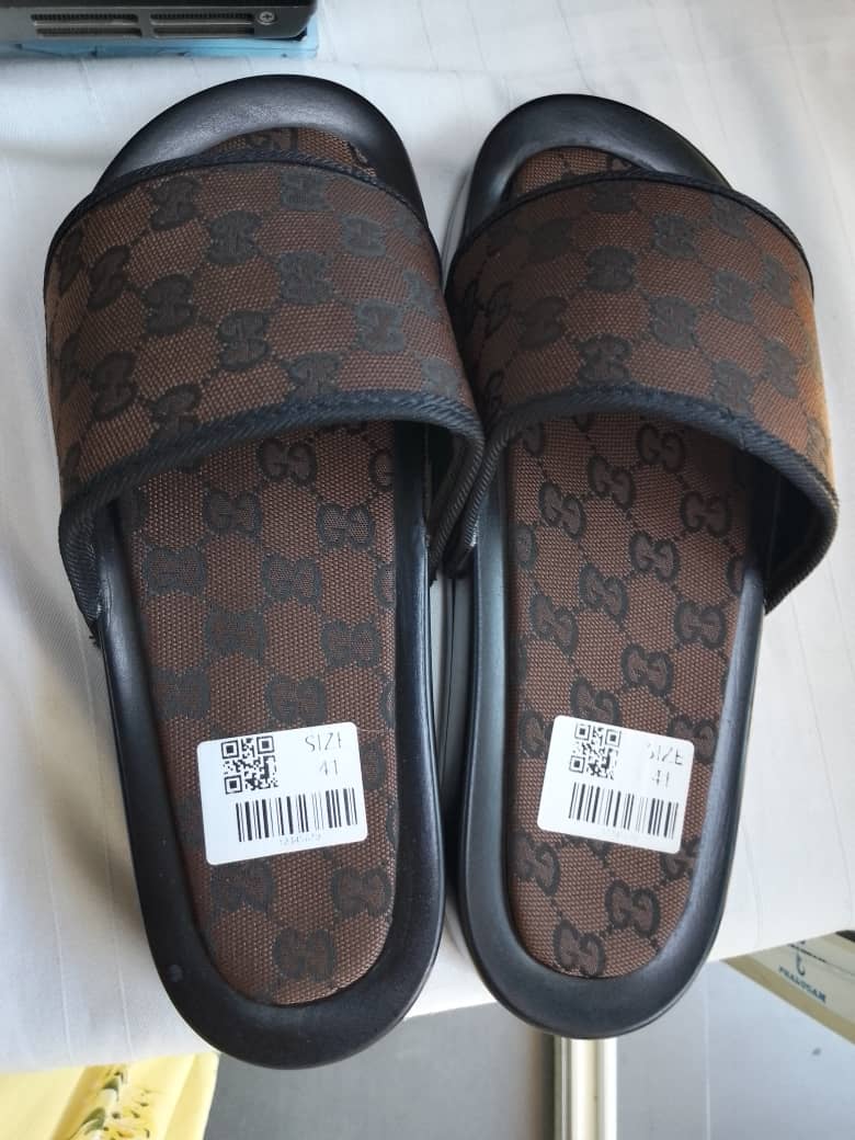 Babouche Kopa de profil, montrant son design élégant et sa semelle sur une surface en bois