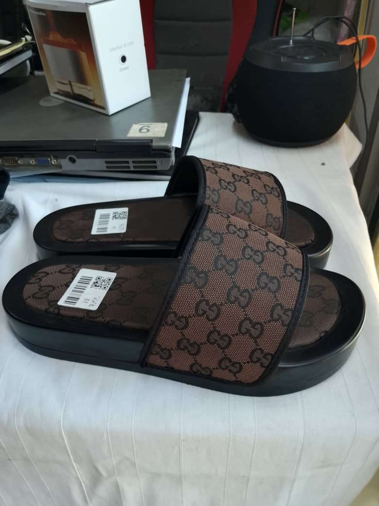 Babouche Kopa vue de dessus, mettant en valeur ses motifs et la qualité de sa fabrication