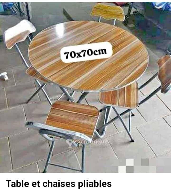 Chaise avec table pliable dépliée, montrant la tablette intégrée et le dossier ergonomique, posée sur l'herbe