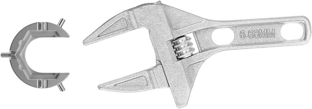 Clé de plomberie en action pour serrer un raccord sous un évier