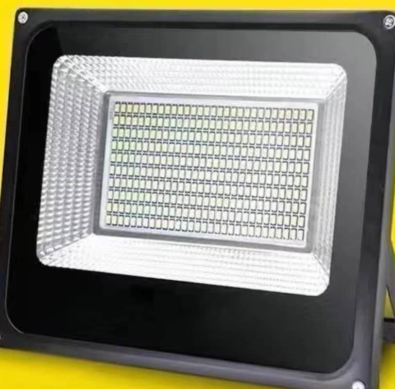 Projecteur LED monté sur un mur en brique, montrant sa construction robuste en aluminium