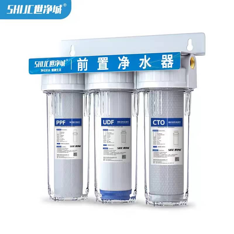 Filtre à eau avec robinet installé sur un évier de cuisine moderne