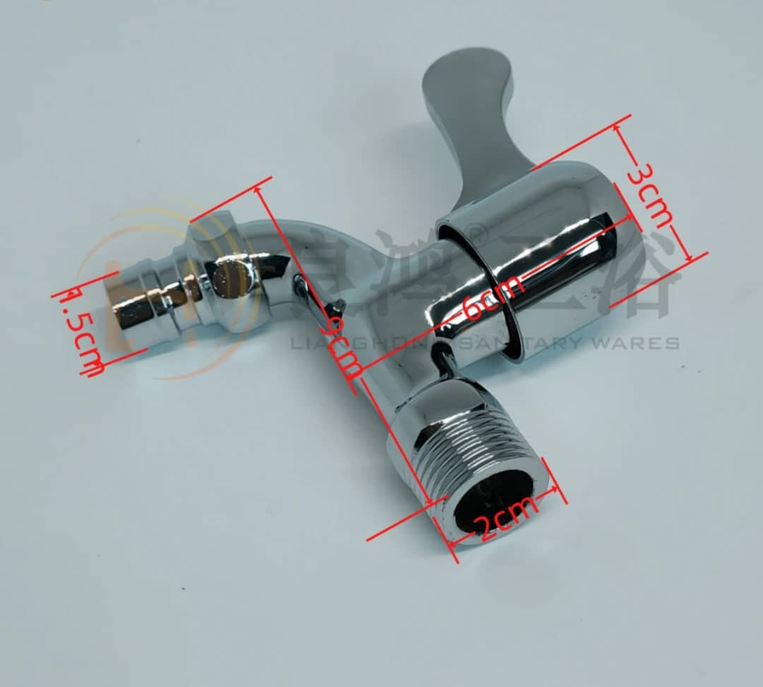 Filtre à eau en situation d'utilisation, versant de l'eau pure dans un verre