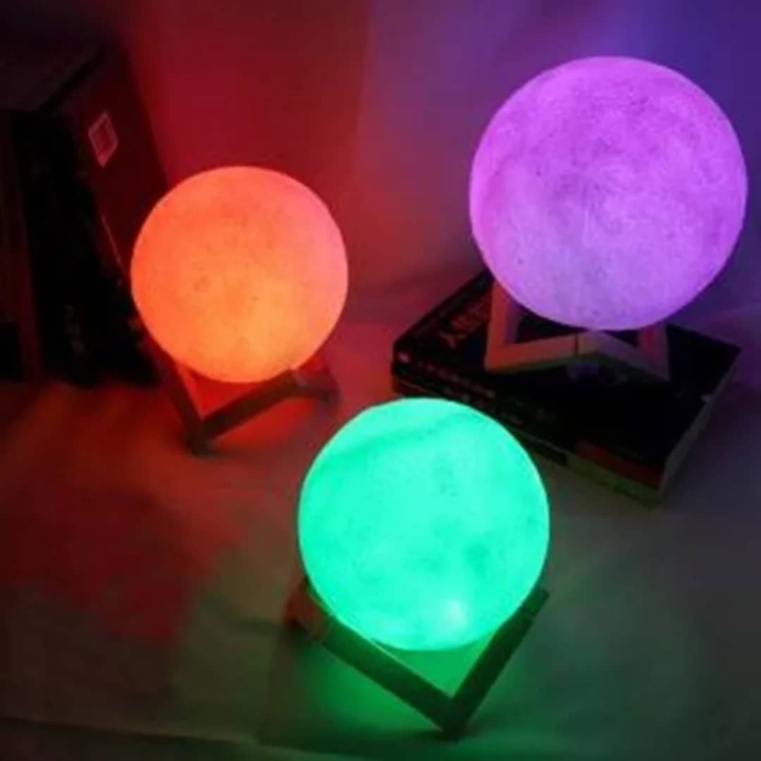 Lampe 3D Lune Réaliste allumée, montrant les détails des cratères en lumière douce
