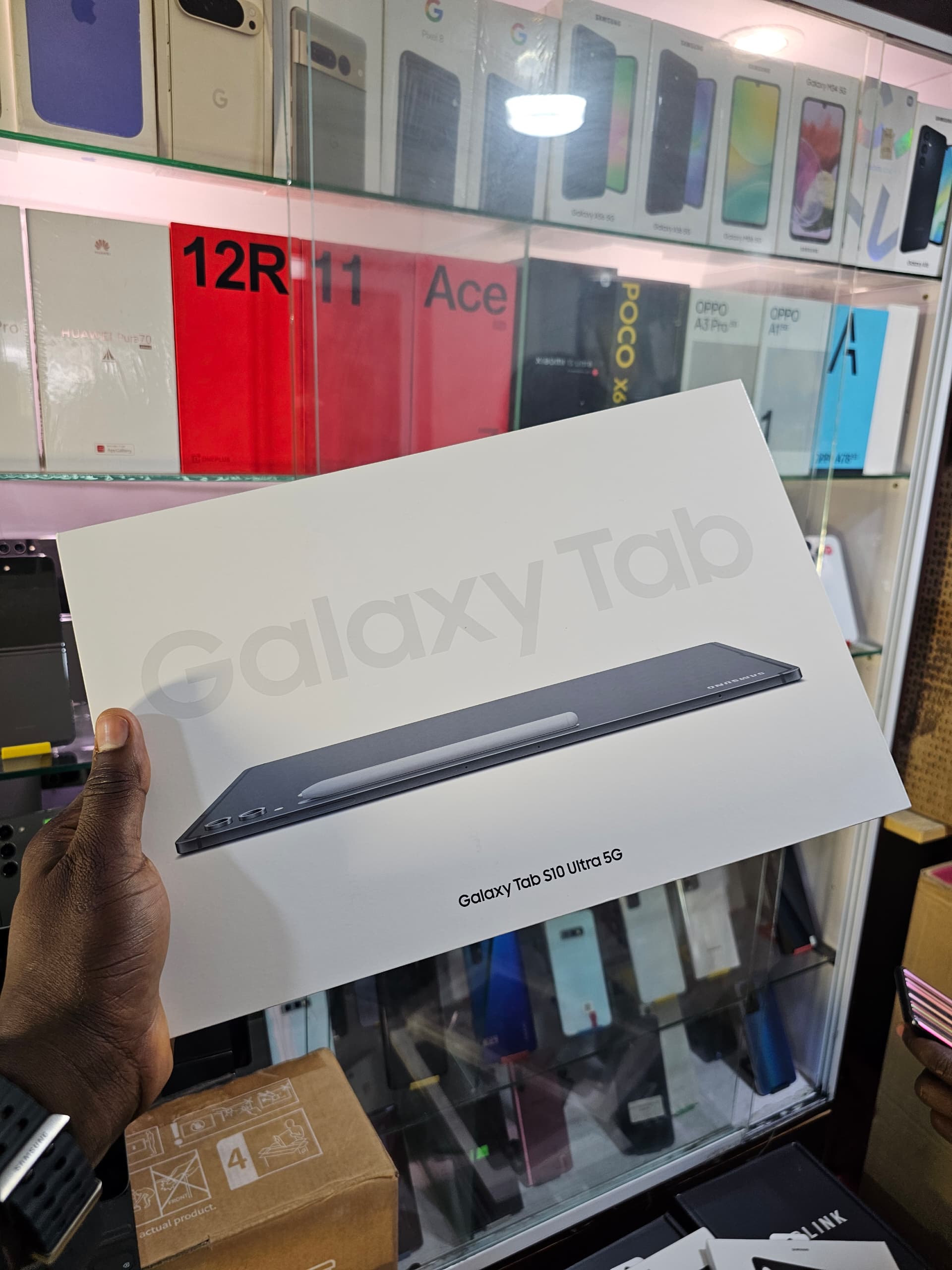 Boîte de la Samsung Galaxy Tab S10 Ultra avec tous ses accessoires