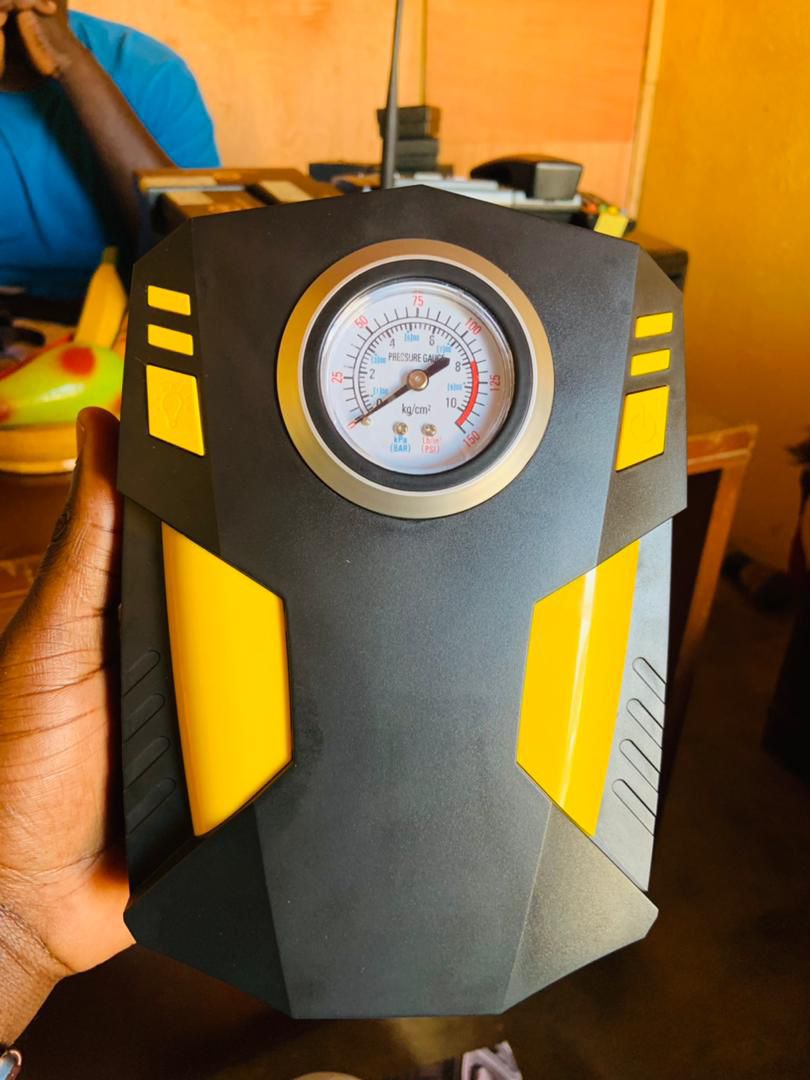 Gros plan sur le manomètre du compresseur montrant une lecture précise de la pression