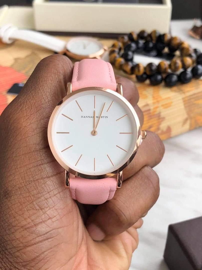 Montre Hannah Martin sous différents angles, présentant son élégance