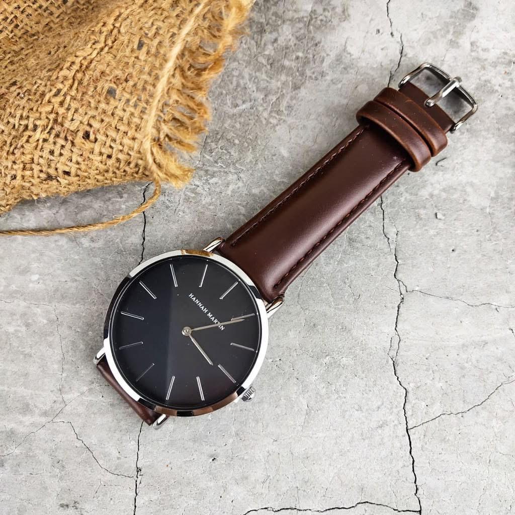 Montre Hannah Martin portée au poignet, style élégant et moderne