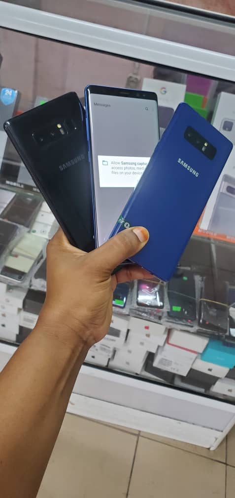 Détail de la double caméra arrière et du S Pen du Samsung Galaxy Note 8