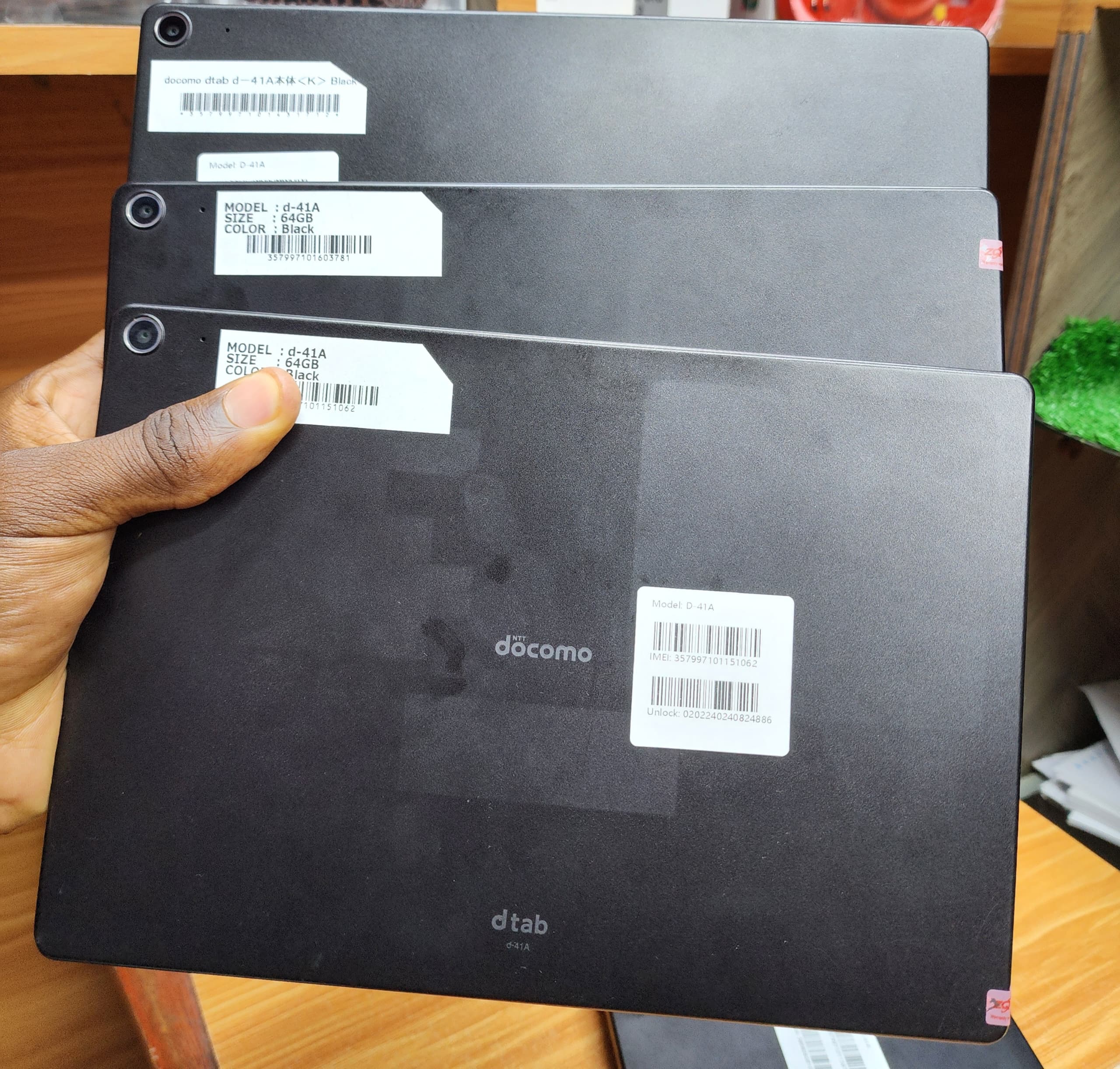 Tablette SHARP AQUOS de profil, mettant en avant sa finesse et son design, posée sur une surface