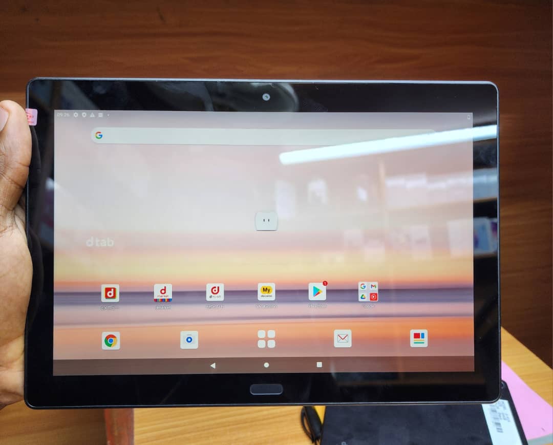 Tablette SHARP AQUOS en main, montrant son interface utilisateur Android 12 et son écran large