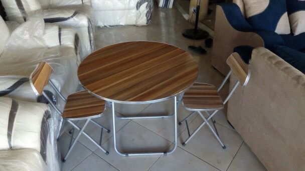 Chaise avec table pliable en position repliée, montrant son format compact et facile à transporter