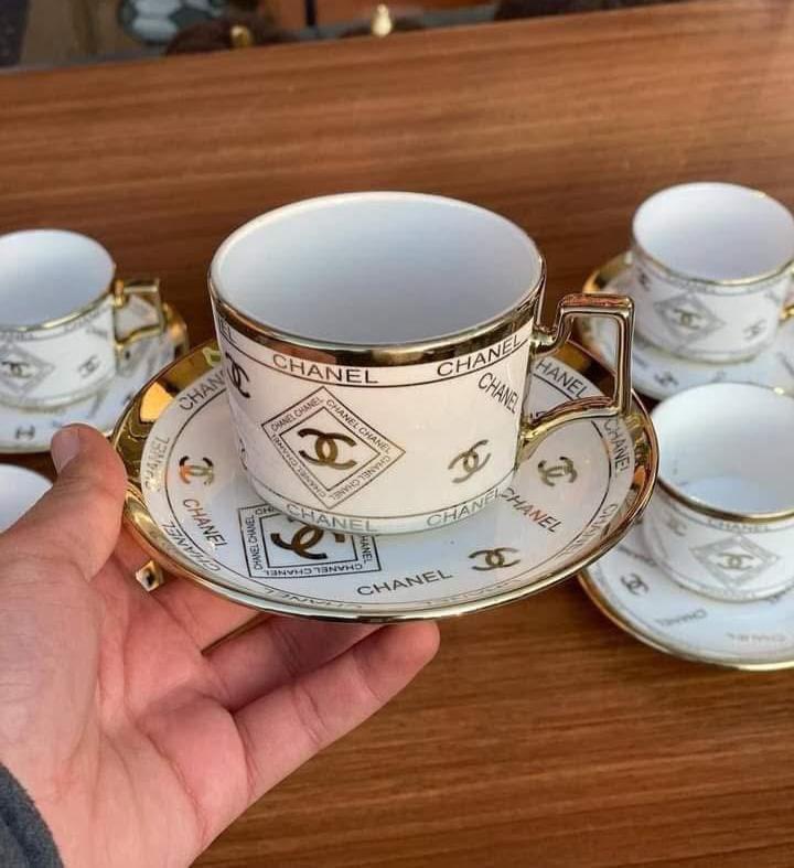 Tasse à café céramique premium de profil, montrant sa forme ergonomique et son design