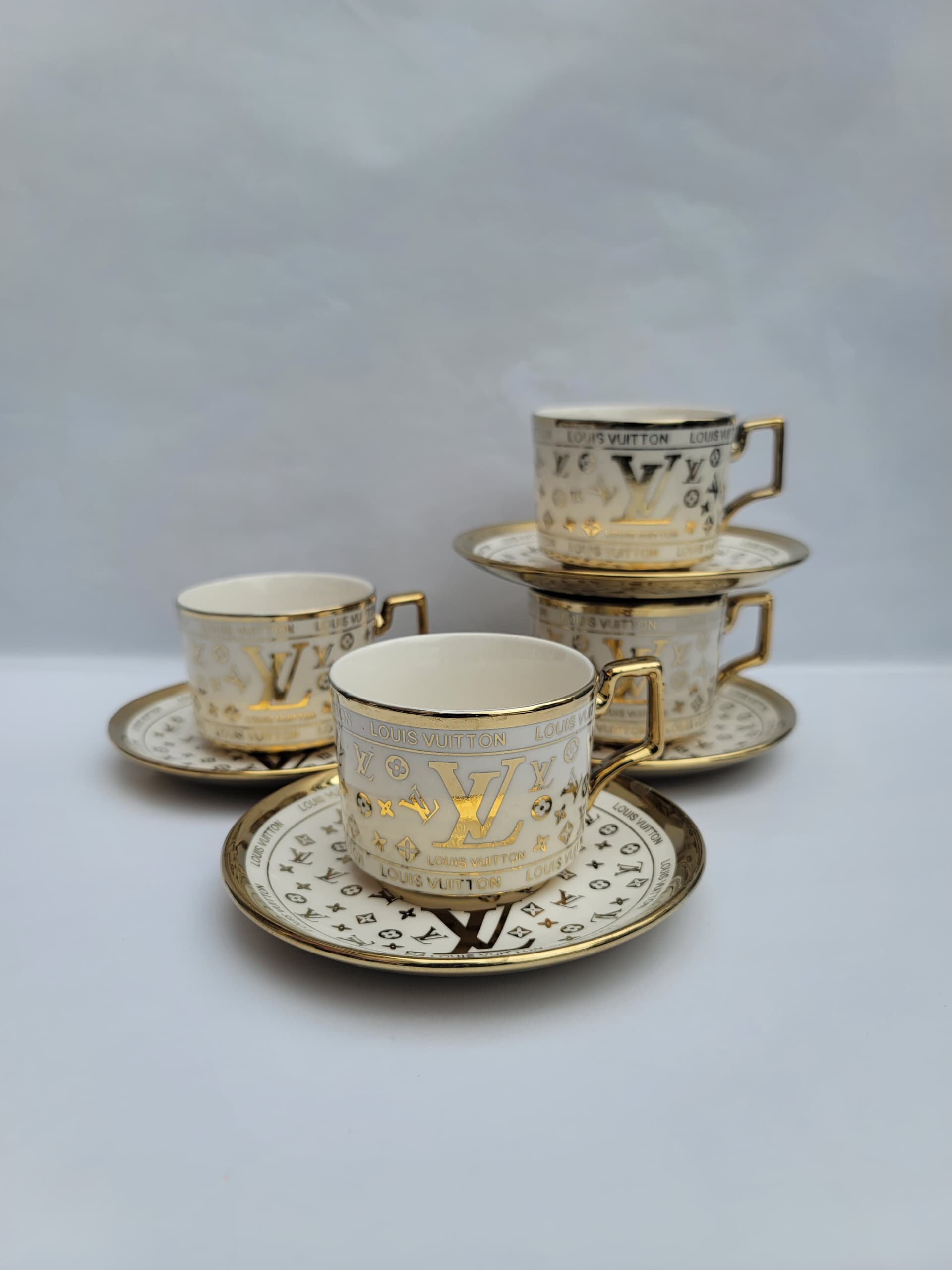 Tasse à café céramique premium avec couvercle, vue de dessus, montrant l'ouverture buvable