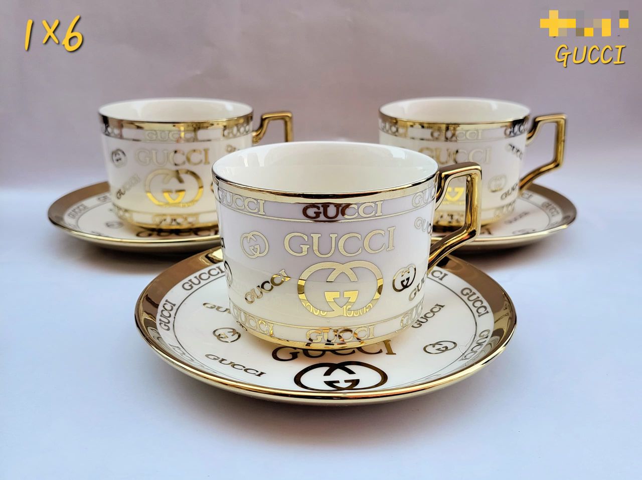 Tasse à café céramique premium vue de face avec son couvercle en bambou, posée sur sa soucoupe