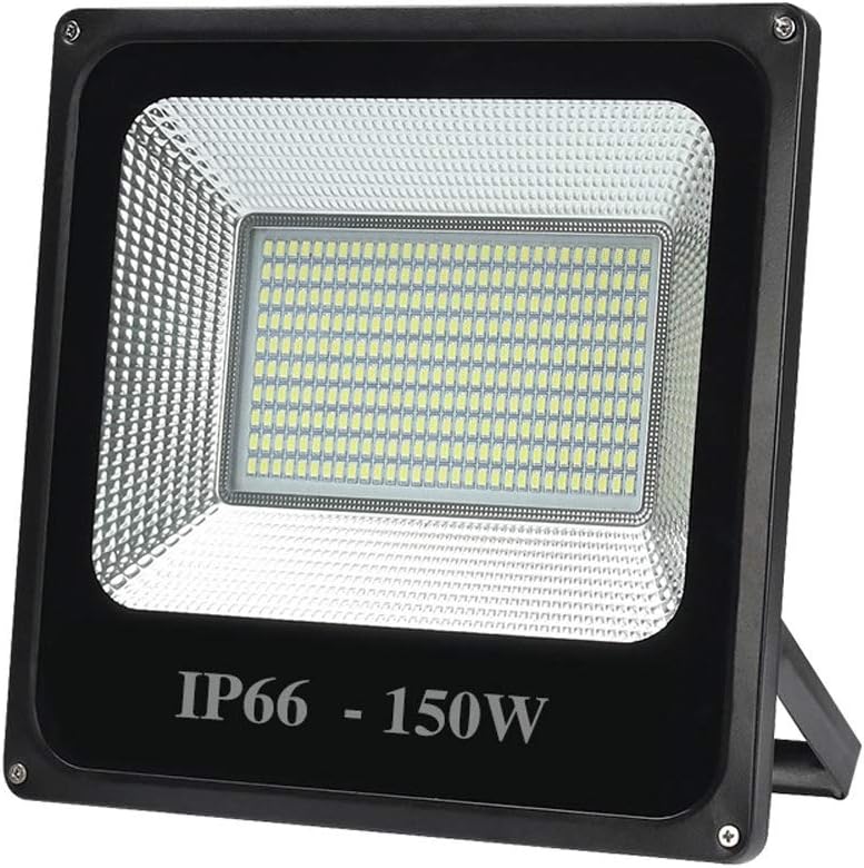 Projecteur LED 100W/150W allumé, éclairant une cour ou un jardin la nuit