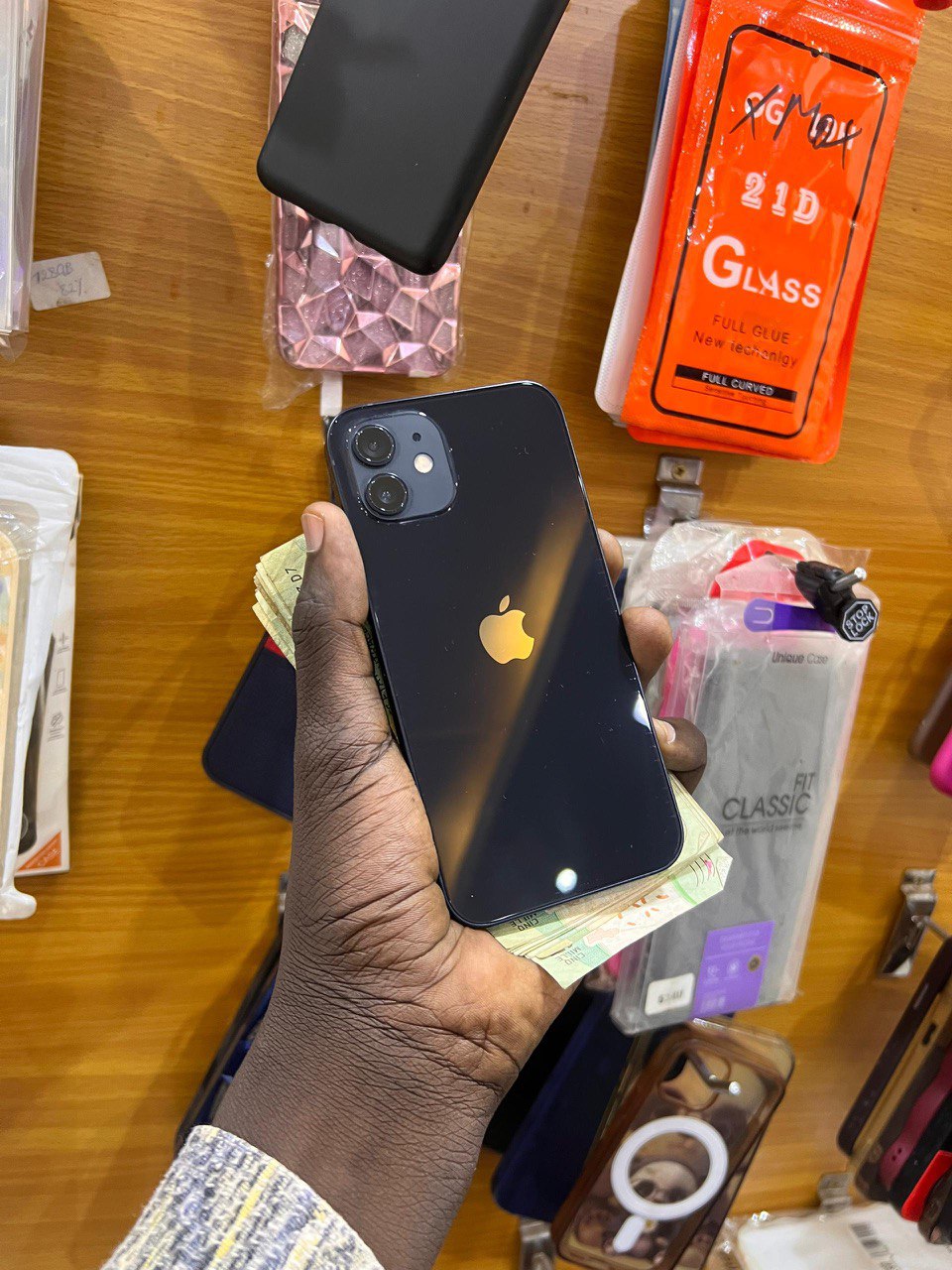 iPhone 12 vu de profil, mettant en avant sa finesse et ses bordures plates