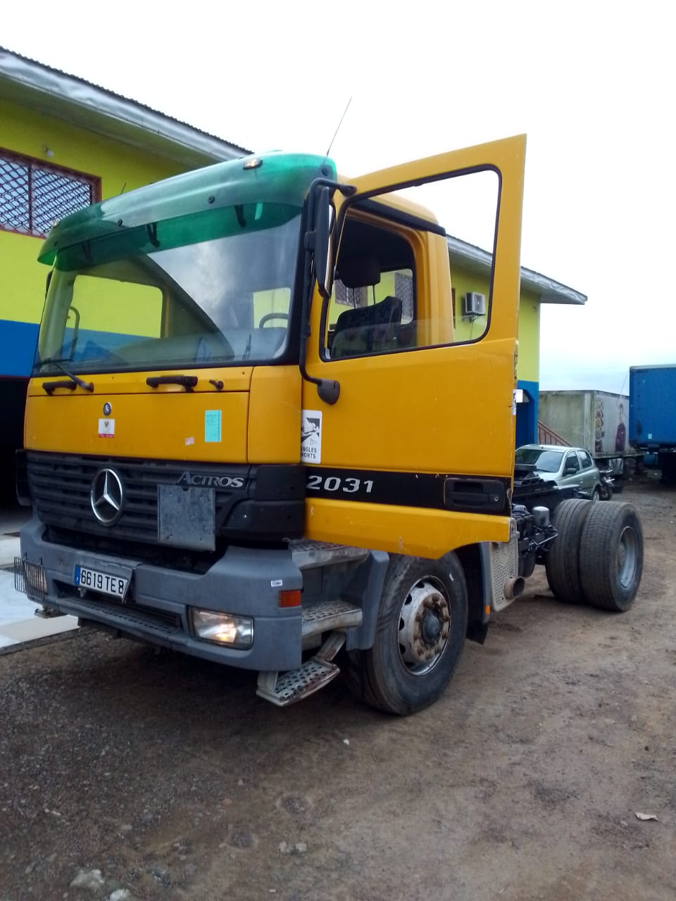 Tracteur Routier d'Occasion Europe Diesel 2003 - Suspension à Lames AV/AR - Transmission Automatique - Prêt à l'Emploi