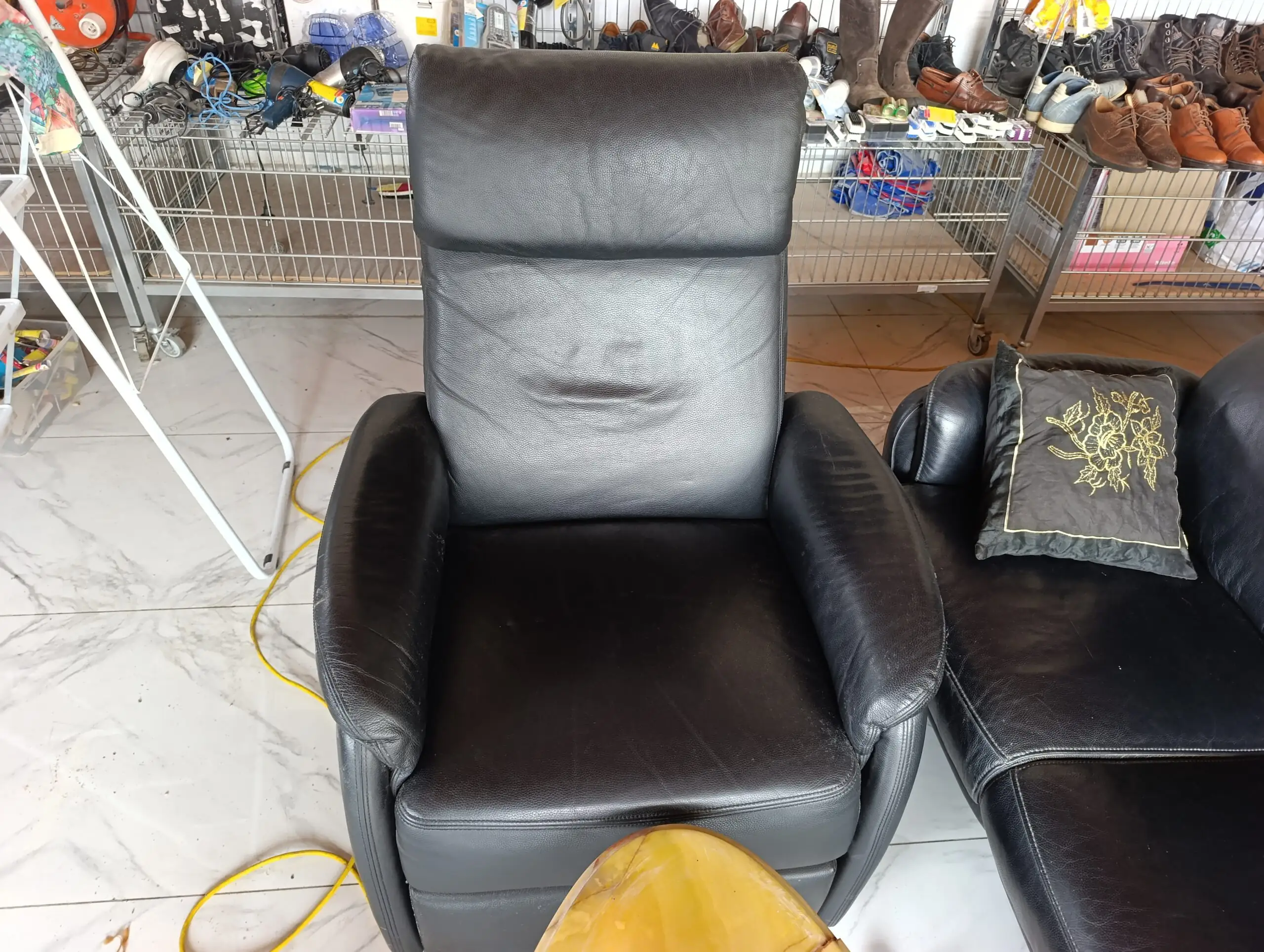 Canapé 4 Places en Cuir Véritable d'Occasion - Salon Vintage Rétro - Structure Bois Massif – Image 4