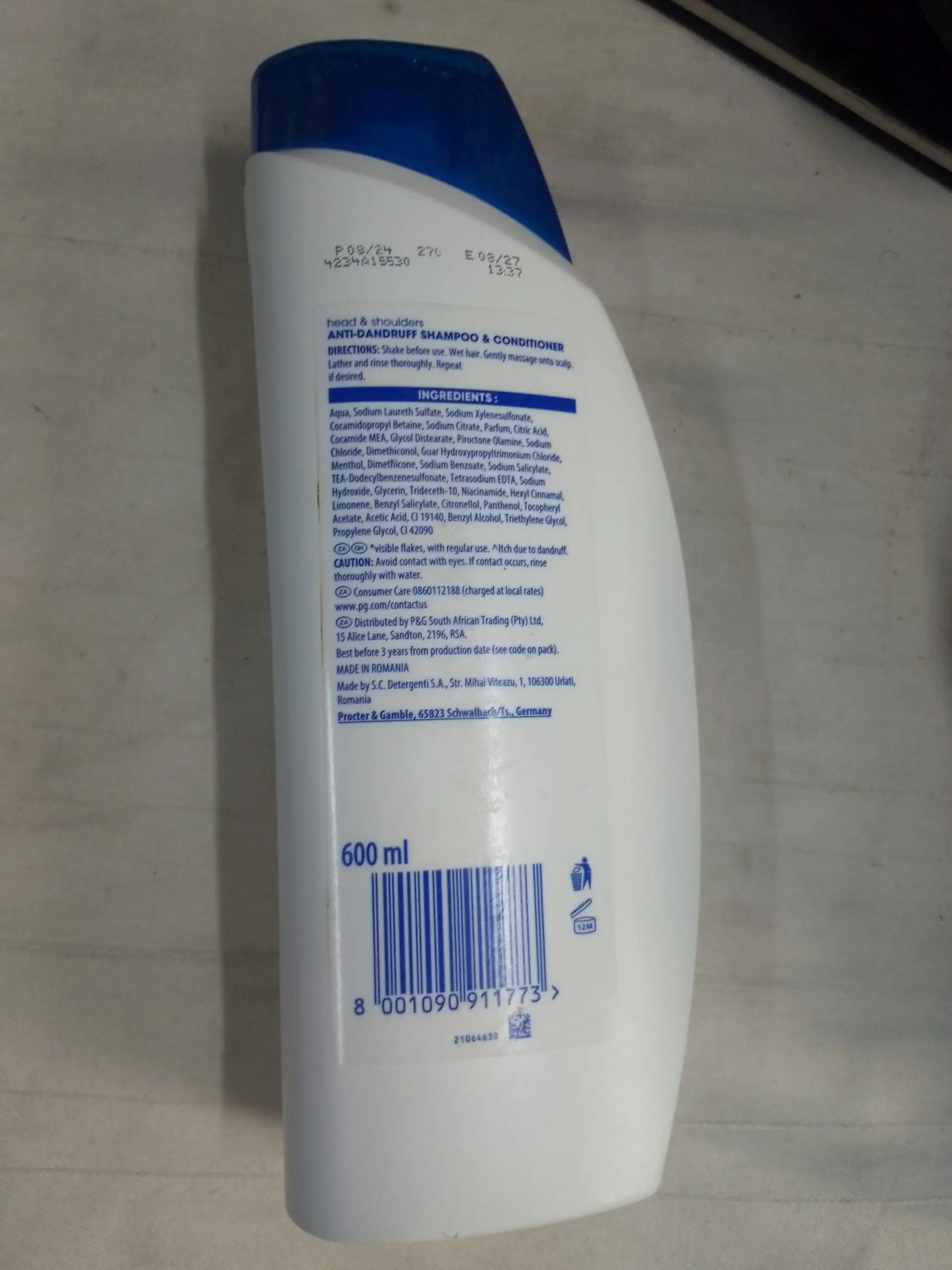 Shampooing Anti-Pelliculaire Head & Shoulders 2 en 1 - Nettoyant et Traitant - Élimine les Pellicules et Démangeaisons - Format Familial – Image 2