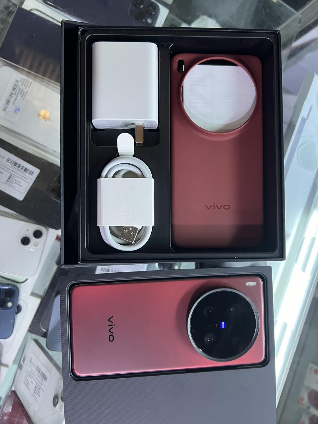 Vivo X200 Ultra de face, montrant son design élégant et son écran immersif