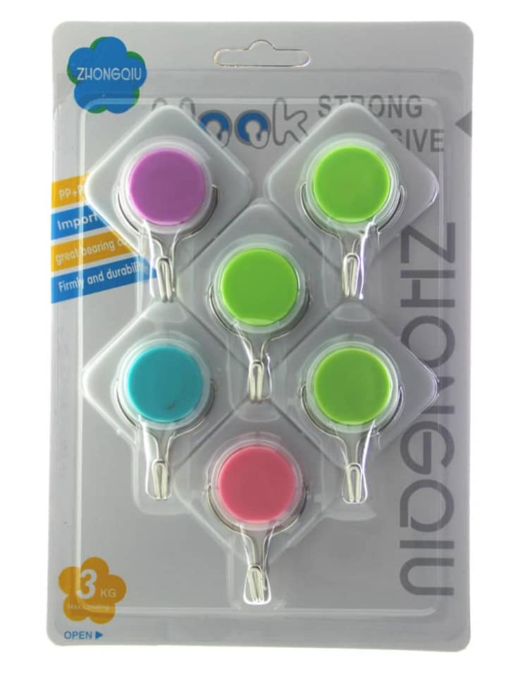 Lot de 6 accroches muraux adhésifs Zhonghou posés sur une table, prêts à l'emploi