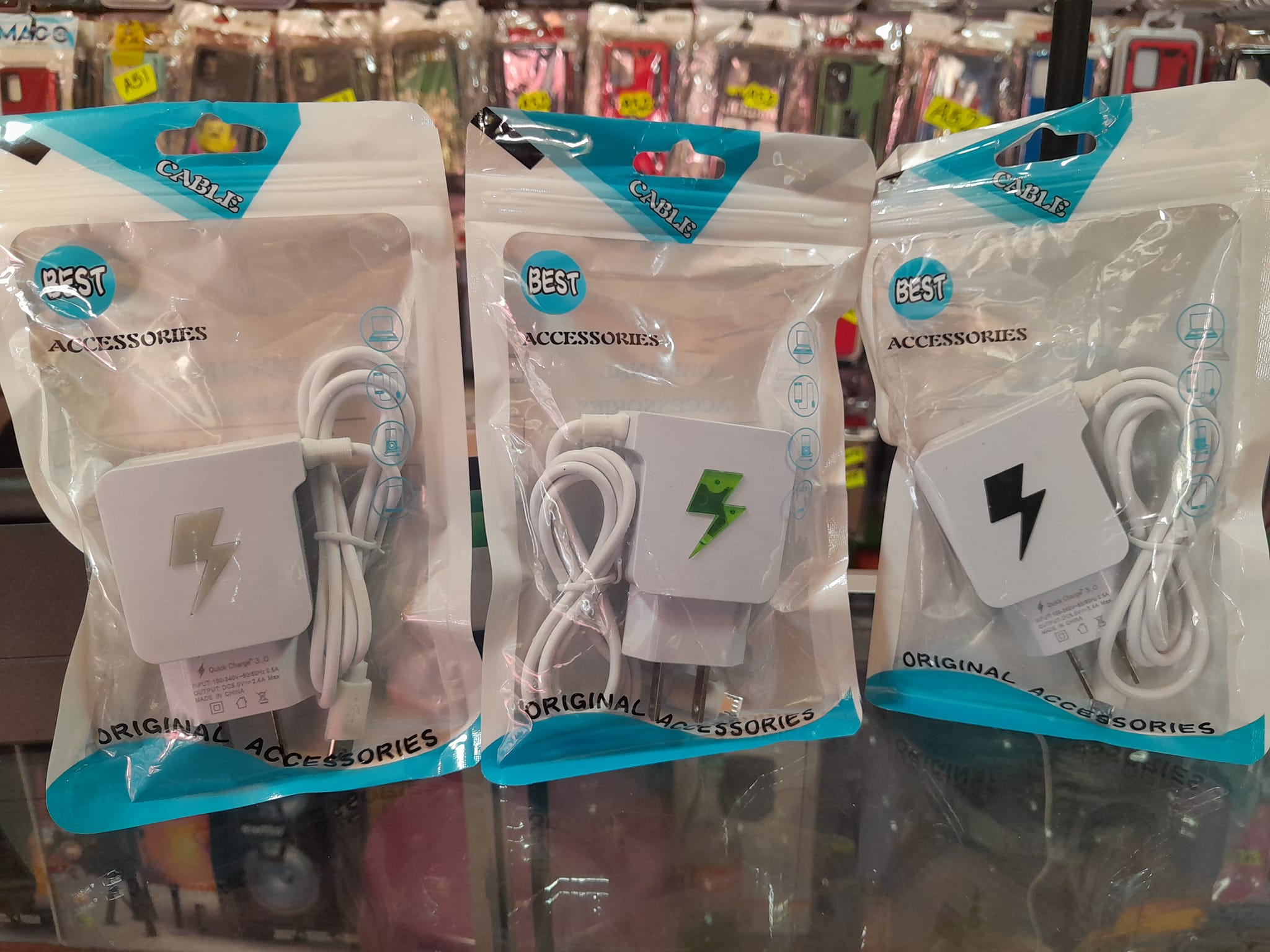 Chargeur USB Double Port 5V2A de Miassar, compact et branché sur une prise secteur