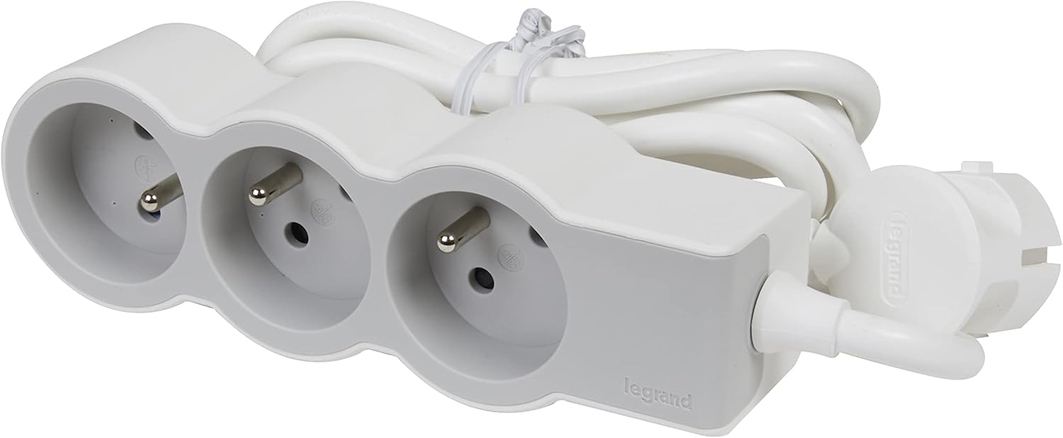 Détail des 3 prises 2P+T de la rallonge multiprise, montrant les cache-prises de sécurité et le fin profil